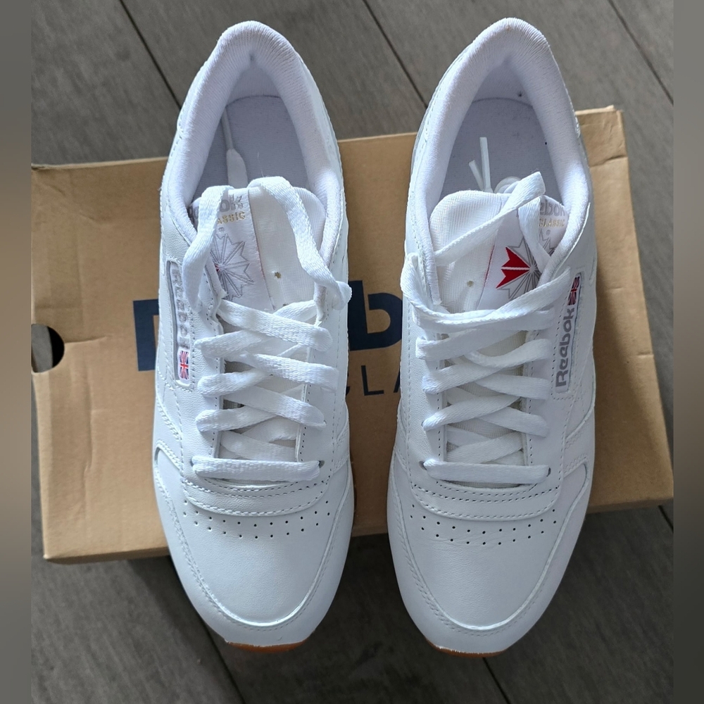 BNIB - New Womans Reebok Classic Sneakers Leather Upper Gum Soles Size 6 1/2 - Picture 2 of 7